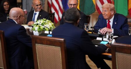 El insólito blooper de Donald Trump ante el presidente liberiano: le preguntó dónde había aprendido inglés, pese a que es la lengua oficial de Liberia imagen-6