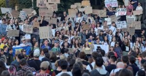 Ucrania: el presidente Volodimir Zelenski enfrenta críticas y protestas por una nueva ley anticorrupción imagen-2