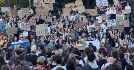 Ucrania: el presidente Volodimir Zelenski enfrenta críticas y protestas por una nueva ley anticorrupción imagen-16