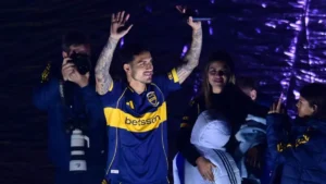 El emotivo reencuentro de Paredes y la Bombonera: cargada a River, cantos con la hinchada y el "miedo" en la previa - TyC Sports imagen-3
