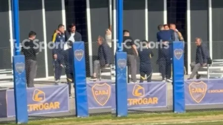 El abrazo del alma: la reacción de Riquelme al ver a Paredes - TyC Sports imagen-7
