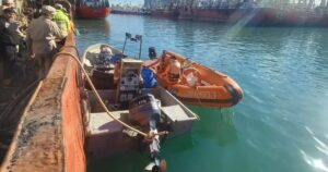 Rescatan a seis personas que salieron a pescar sin permiso y pasaron 20 horas a la deriva imagen-1