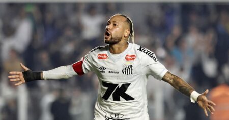 Neymar anoto su primer gol en el Brasileirao y le dio la victoria al Santos ante el poderoso Flamengo imagen-17