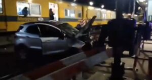 Tren Urquiza: un hombre murió al ser arrollado por una formación cuando cruzaba con su camioneta imagen-1