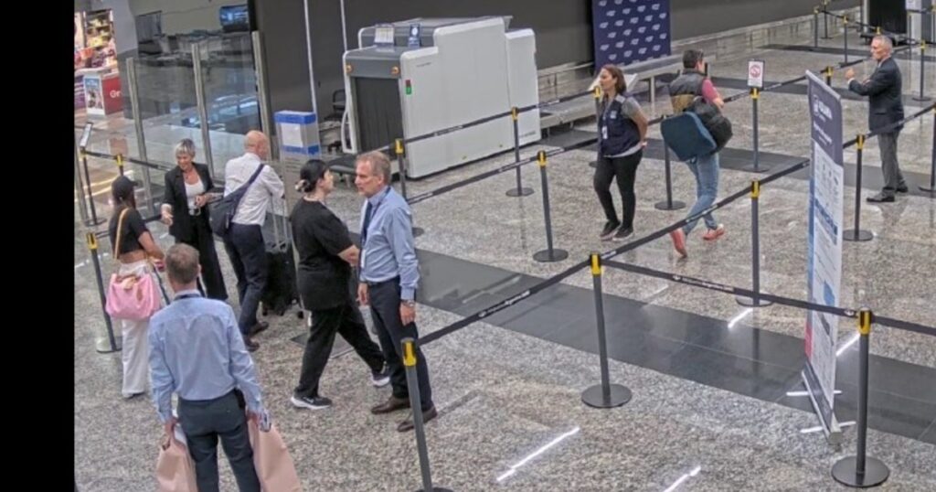 Valijas-gate: investigan si la llamada para que no controlen a la empleada de Leonardo Scatturice provino del ORSNA imagen-5