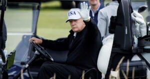 Donald Trump juega al golf en Escocia y cientos de personas protestan contra su visita imagen-4