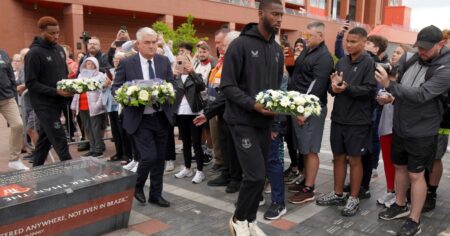 Video: una delegación del Everton, clásico rival del Liverpool, se acercó a dejar flores a Anfield en memoria de Diogo Jota imagen-17