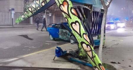 Borracho, embistió una garita de colectivos y atropelló a 10 personas, quiso huir pero fue golpeado en Neuquén imagen-12