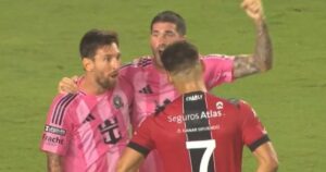 Lionel Messi explotó contra Matías Cóccaro en la agónica victoria de Inter Miami ante Atlas imagen-2