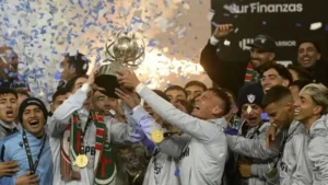 Vélez gritó campeón bajo la niebla y levantó la Supercopa Internacional imagen-2