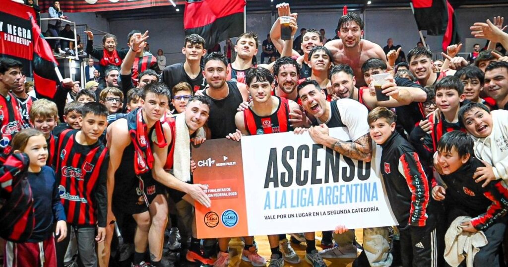 Central Entrerriano hizo historia en casa y ascendió a la Liga Argentina imagen-4