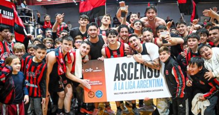 Central Entrerriano hizo historia en casa y ascendió a la Liga Argentina imagen-9