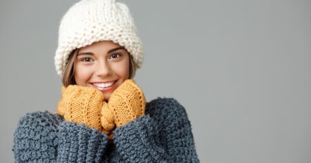 El accesorio de invierno que es tendencia esta temporada y lo podés comprar o hacer vos: abriga y eleva cualquier look imagen-19