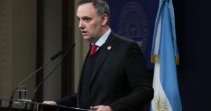 "Jurídicamente inaplicable": las repercusiones luego de que el Gobierno pidiera suspender el fallo por YPF imagen-4