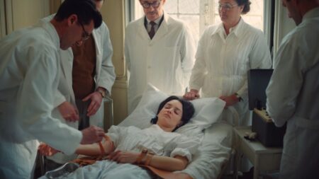 Una vida marcada por la censura y los abusos en su niñez: Llega el 'biopic' de Niki de Saint Phalle imagen-5