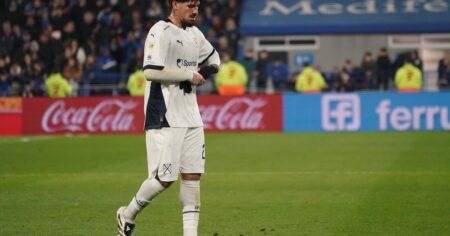 Video: El grave error de Lomónaco que terminó expulsión, penal y gol de Vélez imagen-21