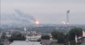 Ucrania destruye un barco ruso que transportaba drones iraníes y ataca una refinería de petróleo antes de la cumbre entre Trump y Putin imagen-3