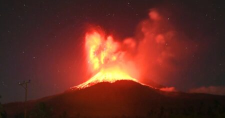 Impresionante erupción de un volcán en Indonesia: lava incandescente, rayos y aldeas cubiertas de cenizas imagen-20