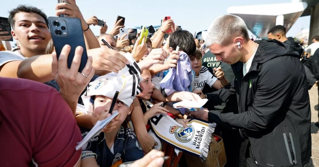 El gran recibimiento de los hinchas del Real Madrid para Franco Mastantuono luego de su debut imagen-40