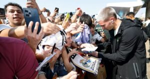 El gran recibimiento de los hinchas del Real Madrid para Franco Mastantuono luego de su debut imagen-2