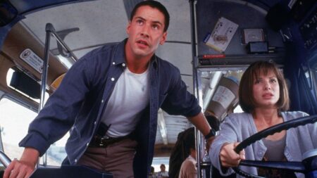 En 'Speed' iban a tanta velocidad que se olvidaron de pedirle al cámara que no saliera en la película imagen-5