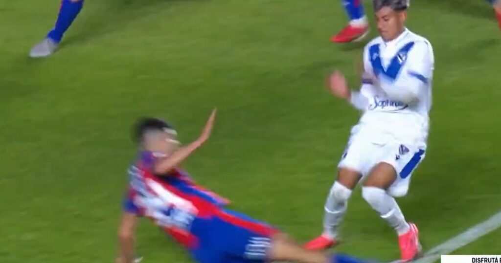 Video: la jugada por la que todo Vélez pidió penal contra San Lorenzo imagen-5