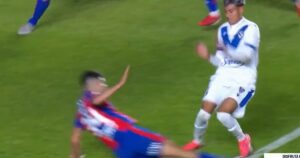 Video: la jugada por la que todo Vélez pidió penal contra San Lorenzo imagen-2