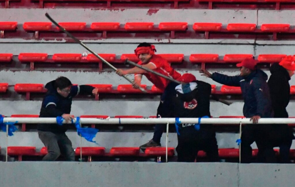 Violencia y caos en Independiente, en vivo: qué se sabe de los graves incidentes con los hinchas de U. de Chile hoy imagen-5