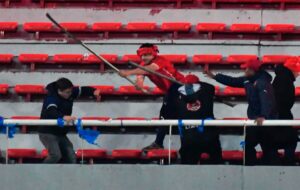 Violencia y caos en Independiente, en vivo: qué se sabe de los graves incidentes con los hinchas de U. de Chile hoy imagen-1