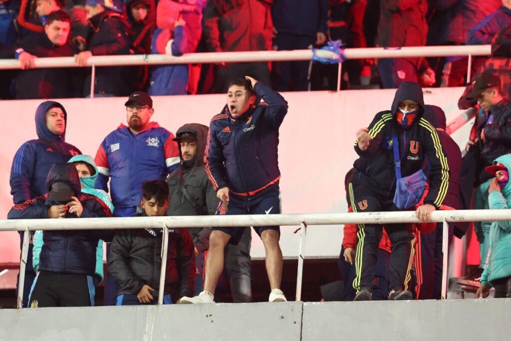 Independiente vs U de Chile: una noche de violencia desmadrada que la policía no evitó y pudo terminar en una catástrofe aún peor imagen-4