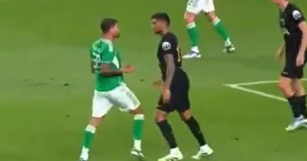 Video: el fuerte cruce entre el Cuti Romero y Bruno Guimaraes durante la emotiva despedida de Son imagen-4