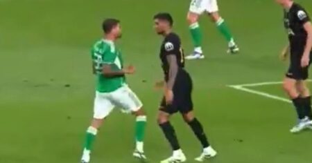 Video: el fuerte cruce entre el Cuti Romero y Bruno Guimaraes durante la emotiva despedida de Son imagen-17
