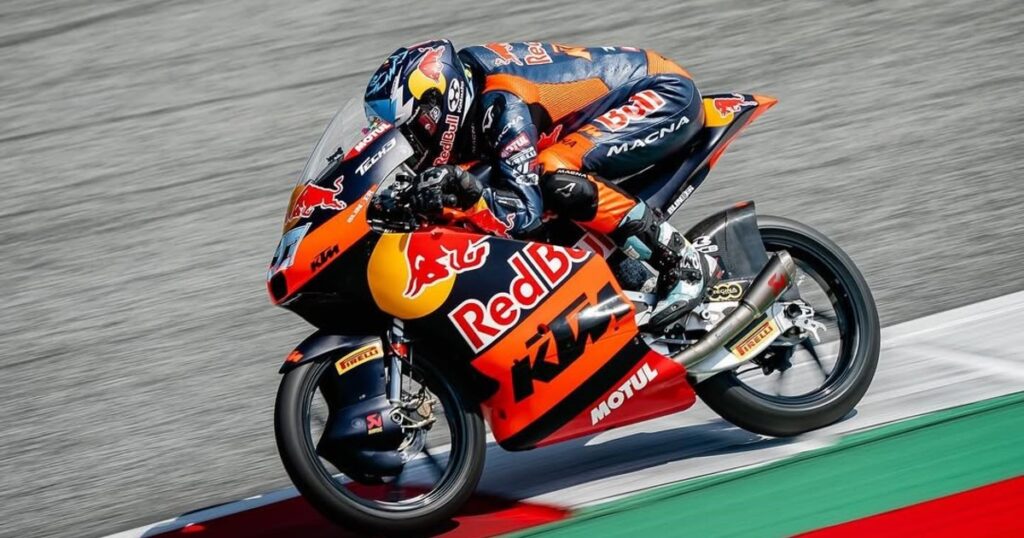 Moto3: Valentín Perrone acarició su primera victoria en el GP de Austria pero un inoportuno toque lo relegó al séptimo puesto imagen-5