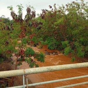Pusieron a resguardo a dos adolescentes que habían sido arrastrados por un arroyo en Itaembé Guazú imagen-4