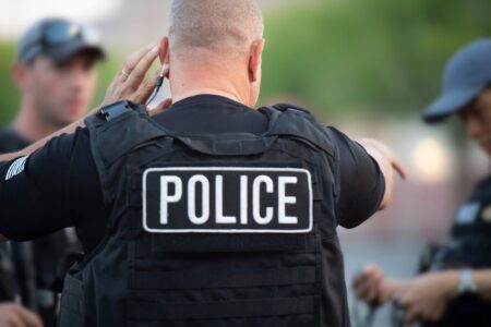 Presentó su licencia de conducir en la entrada de un hospital en EE.UU. y terminó detenida por el ICE: el caso imagen-11