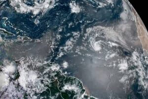 Trayectoria del huracán Erin desde el espacio y su fortalecido avance cerca de Florida imagen-2