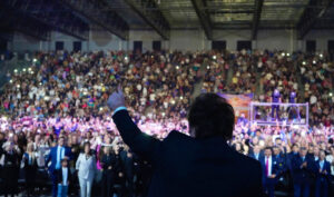 Un Milei preocupado por las encuestas desembarca en La Plata imagen-1