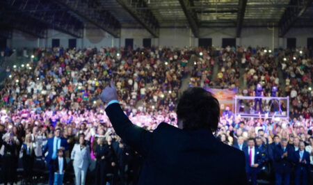 Un Milei preocupado por las encuestas desembarca en La Plata imagen-13
