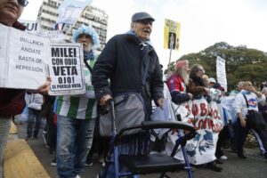 La policía detuvo a dos trabajadoras de prensa durante la marcha de jubilados en Plaza Congreso imagen-2