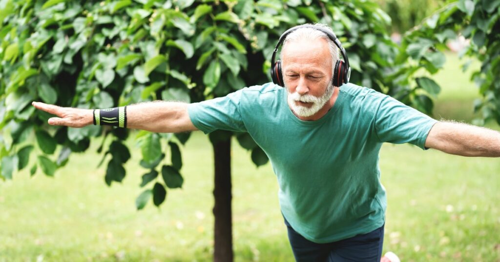 Ejercicios de equilibrio para prevenir caídas en personas mayores imagen-5