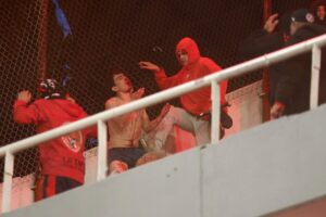Independiente vs. Universidad de Chile: se suspendió el partido por incidentes entre los hinchas imagen-3