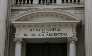 El gobierno argentino recibirá un segundo desembolso del FMI y reestructurará deuda para fortalecer reservas imagen-13