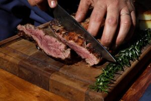 Asado: el nuevo corte que seduce a los mejores parrilleros argentinos y por qué debe comerse bien jugoso imagen-1