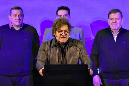 Milei cierra la campaña bonaerense con críticas a Kicillof e ironías sobre Cristina Kirchner imagen-9