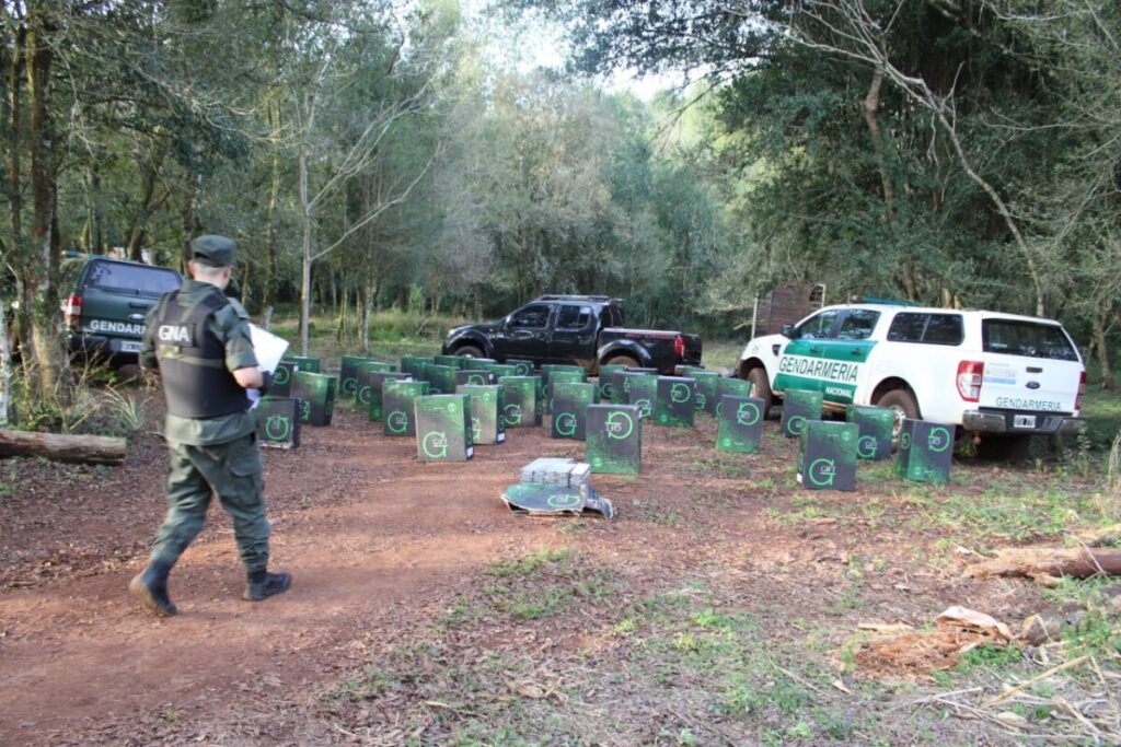 Incautan en la zona rural de Puerto Rico 19.900 paquetes de cigarrillos ingresados de contrabando imagen-5