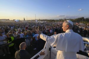 León XIV enfrentó su primer test de carisma en un evento masivo y sorprendió a los fieles con una nueva faceta imagen-3