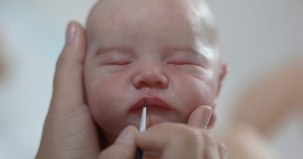 Bebés reborn: el perturbador avance de los muñecos hiperrealistas que respiran, lloran y parecen cobrar vida gracias a la IA imagen-103