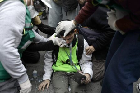 Tensión en la calle: el Congreso sesiona vallado por fuerzas de seguridad y hubo incidentes con los manifestantes imagen-10