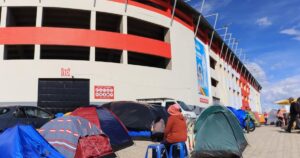 Furor en Bolivia por ver a Brasil: acampan desde hace cinco días por una entrada imagen-4