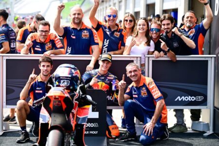 Valentín Perrone se salvó de una caída y marcó su primera pole en Moto3 en Austria imagen-11